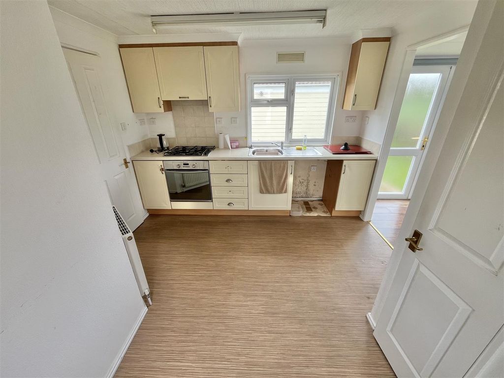 Property photo 2 of 11 Kitchen