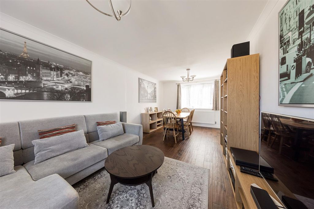 Property photo 3 of 26 Moreton Gardens, Ig8