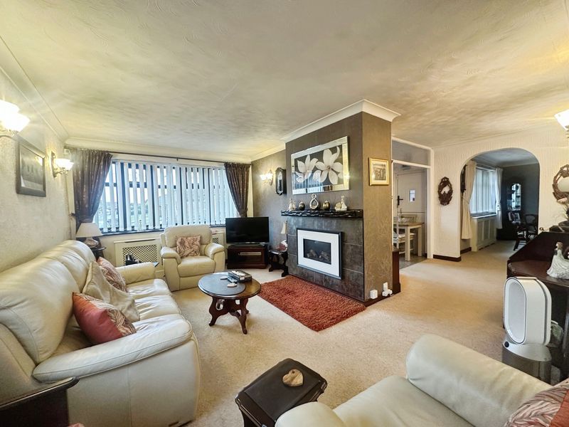 Property photo 3 of 18 Lounge