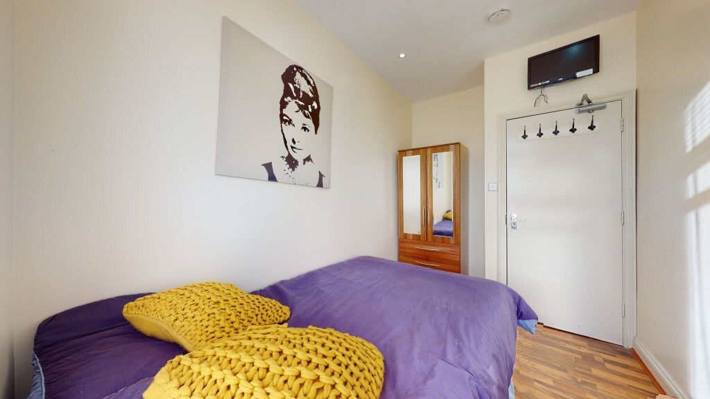 Property photo 3 of 9 Bedroom