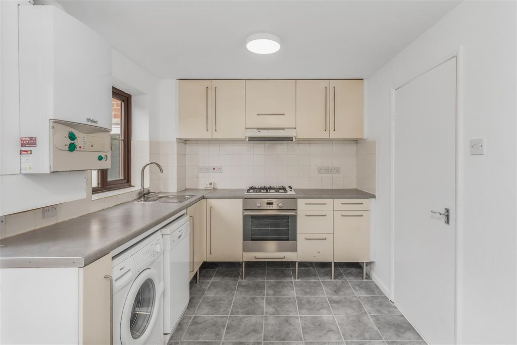 Property photo 3 of 12 50 Hillside Close, Banbury-6.Jpg
