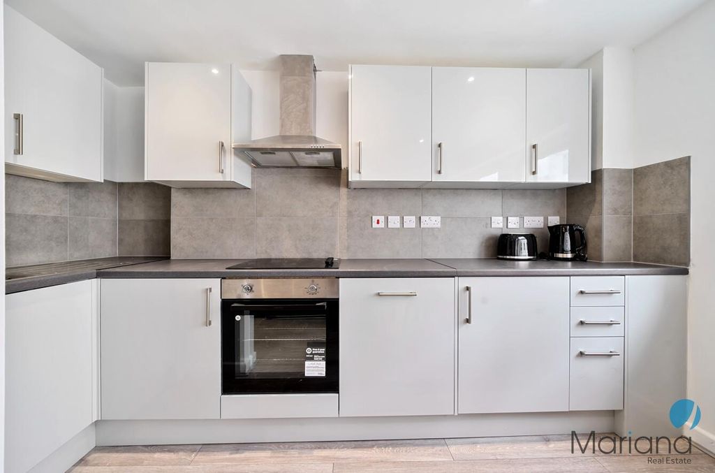 Property photo 3 of 19 Kitchen