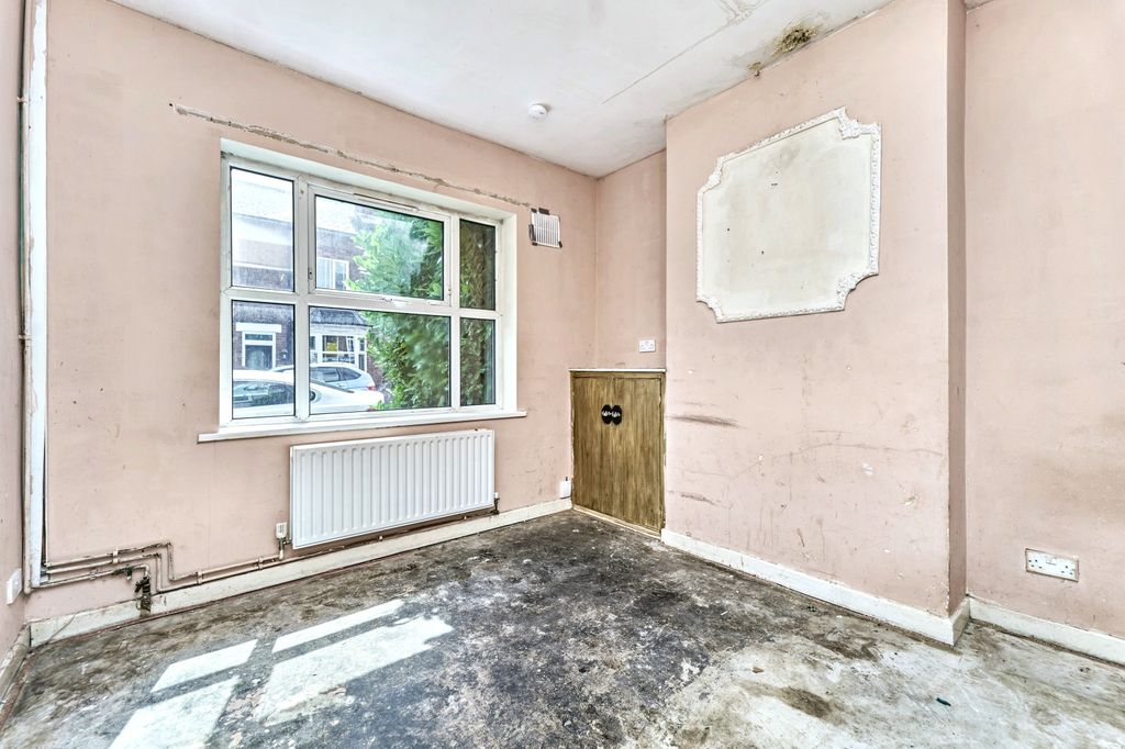 Property photo 3 of 23 24 Hillary Street, Walsall, West Midlands, Ws2 9Bp