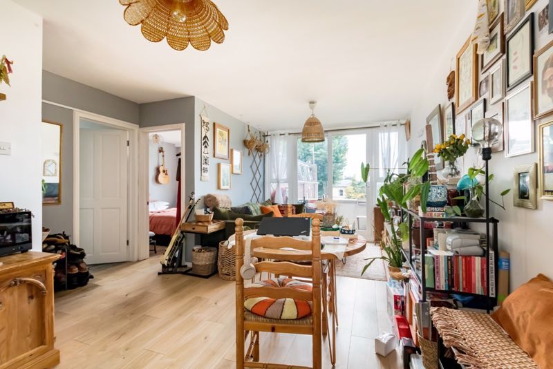 Property photo 3 of 10 Living Space