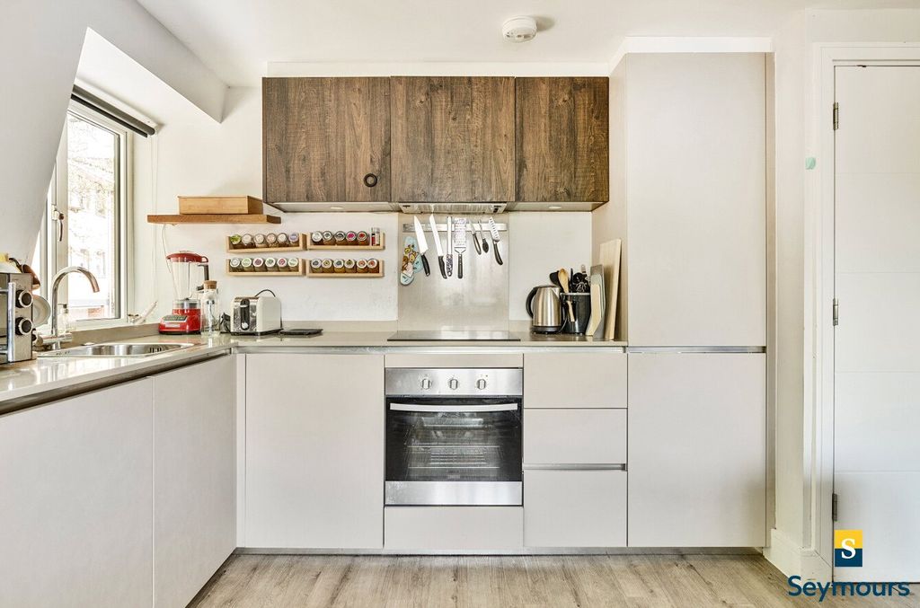 Property photo 3 of 12 Kitchen