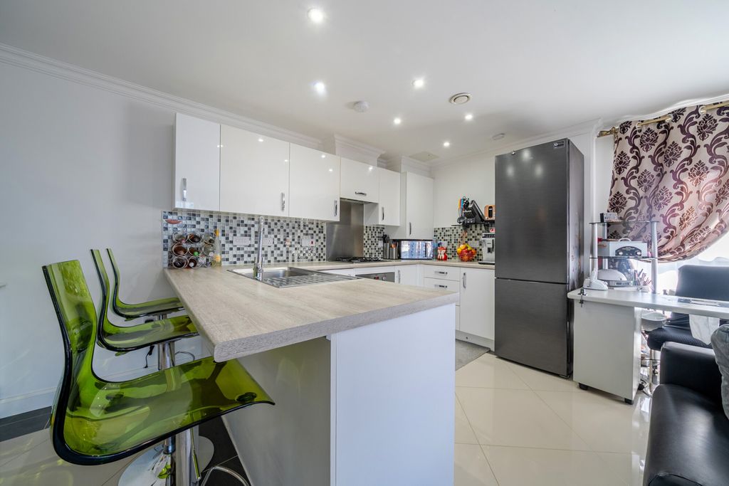Additional image 5 of 2 bed flat for saleOakes Crescent, Dartford, Kent DA1