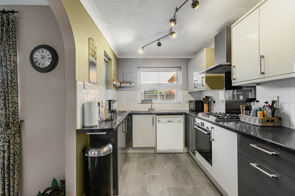 Property photo 2 of 33