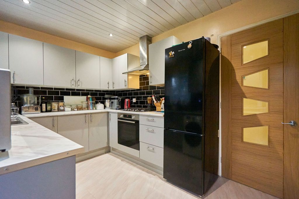 Property photo 3 of 28