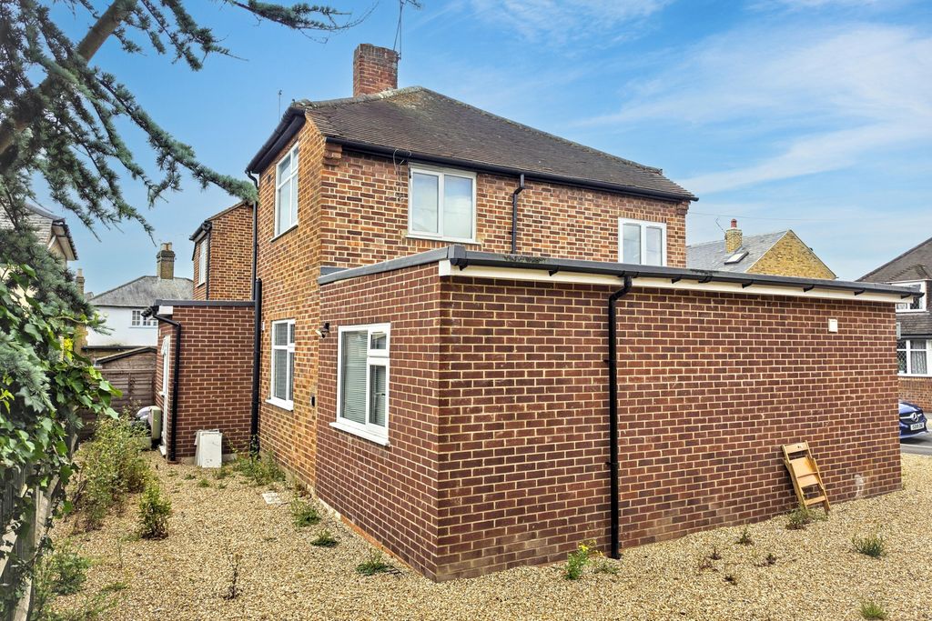 Property photo 2 of 11 4 Press Road, Uxbridge, Ub8 1At