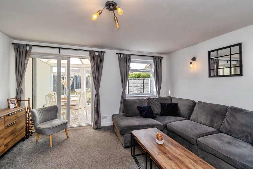 Property photo 3 of 20 Lounge