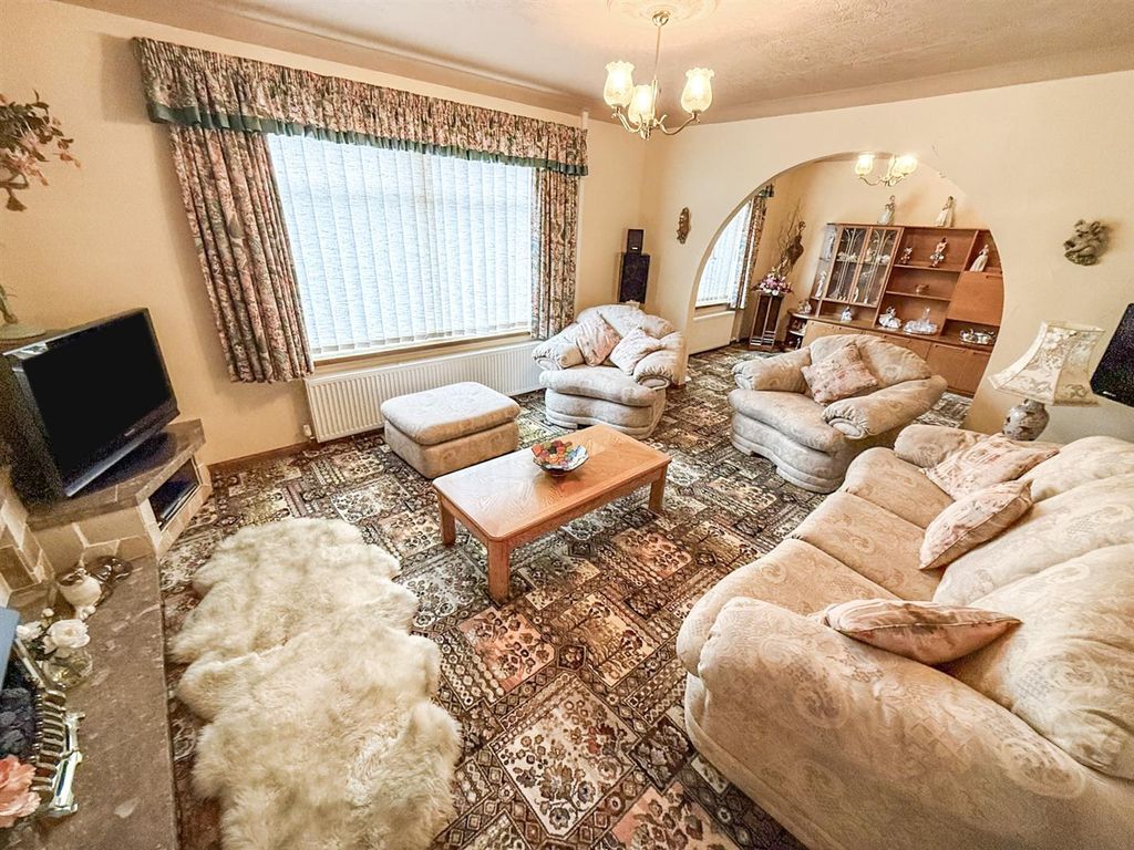 Property photo 3 of 17 Lounge