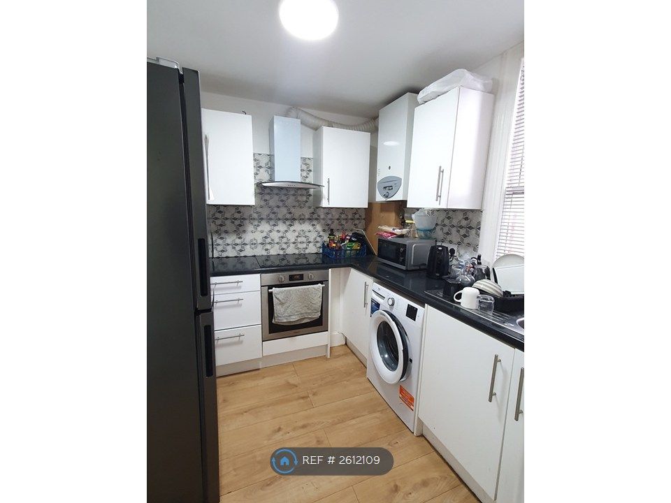 Property photo 3 of 6 Kitchen