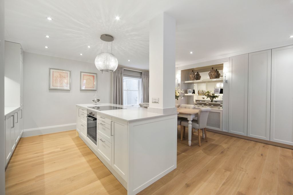 Property photo 3 of 10 Kitchen