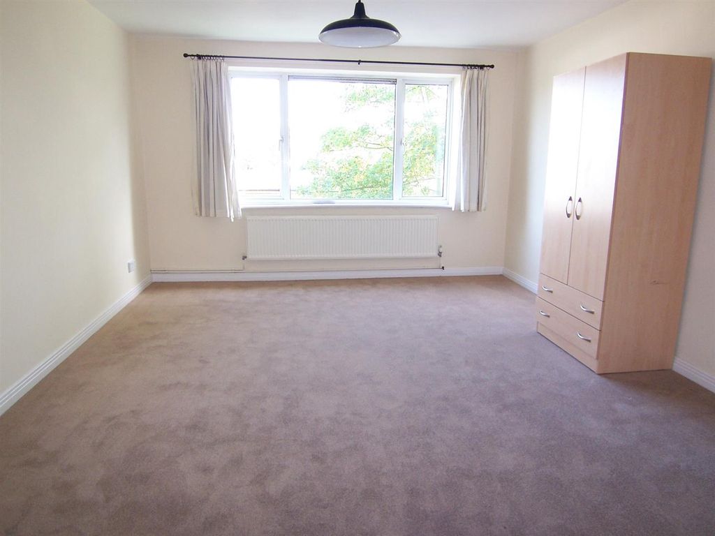Property photo 3 of 6 Bedroom.Jpg