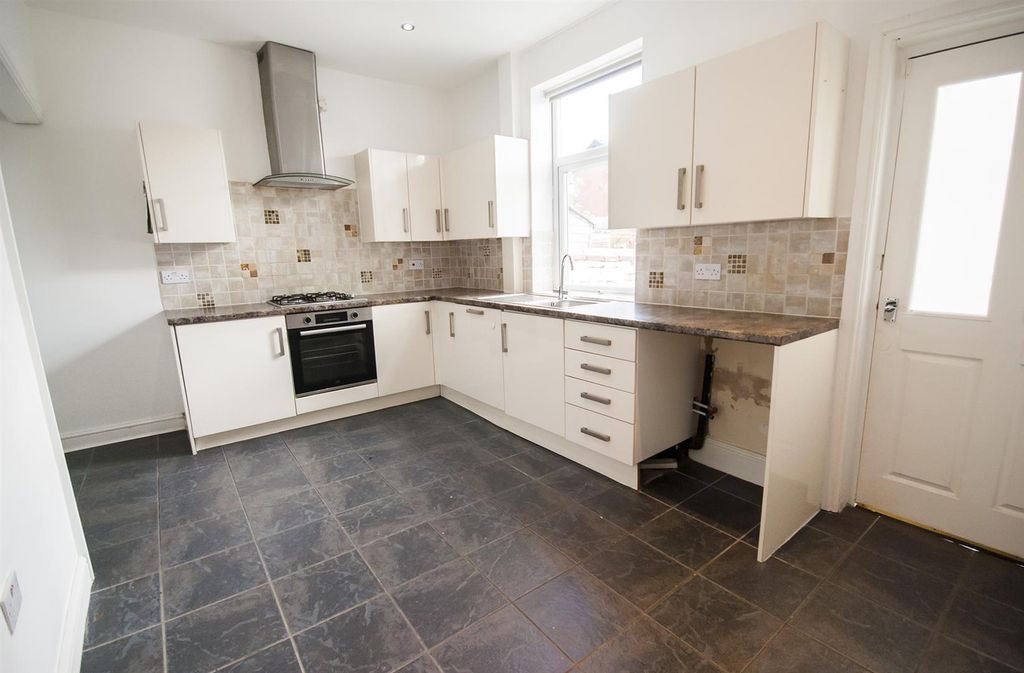 Property photo 3 of 10 Kitchen