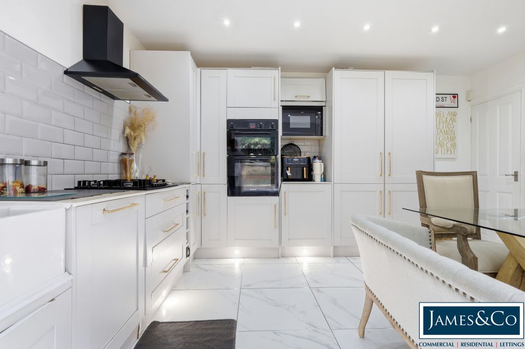 Property photo 2 of 16 59Stortfordroadi