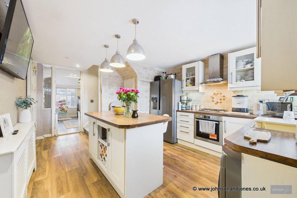 Property photo 2 of 16 2 Kitchen.Jpg