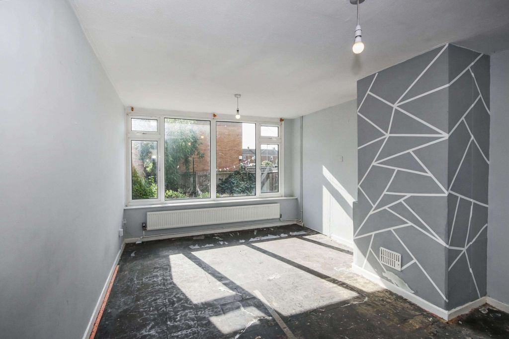 Property photo 2 of 17 20 Garner Court, Huntingdon, Cambridgeshire, Pe29 1Ge