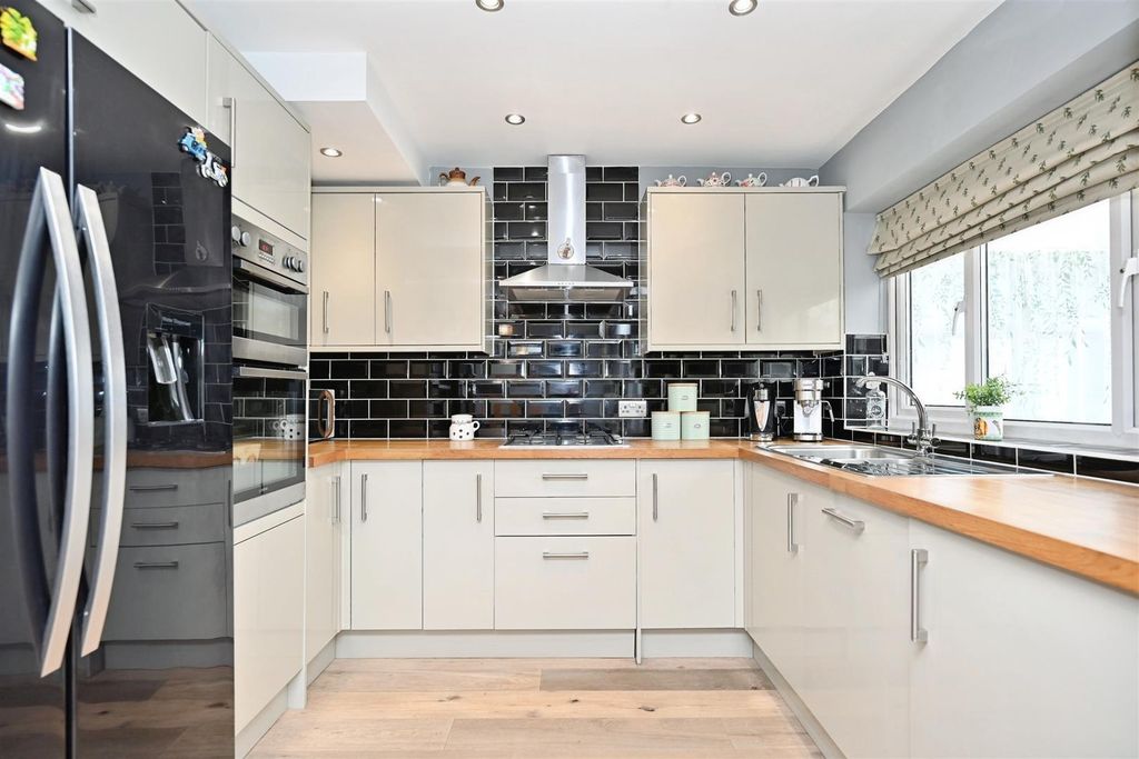 Property photo 3 of 33 Lounge/Diner/Kitchen