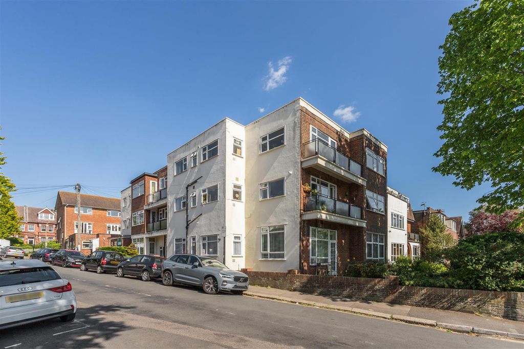 Property photo 1 of 26 Flat 6 Carisbrooke-2.Jpg