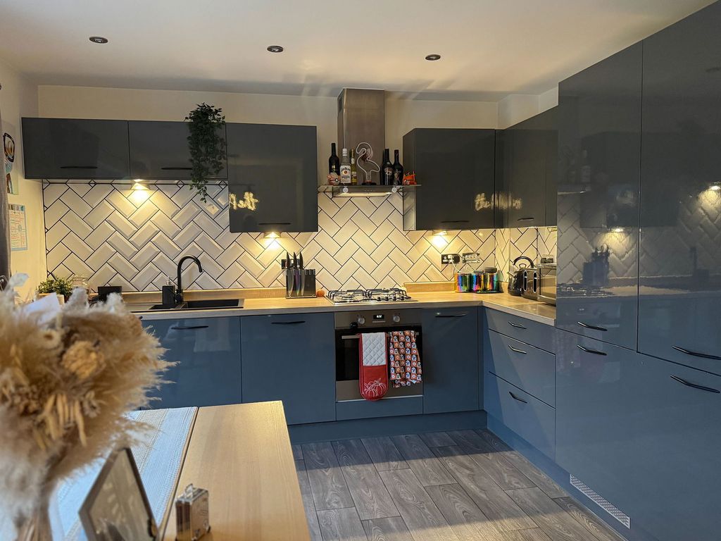 Property photo 2 of 27