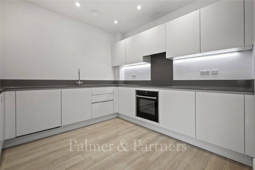 Property photo 3 of 10 Kitchen