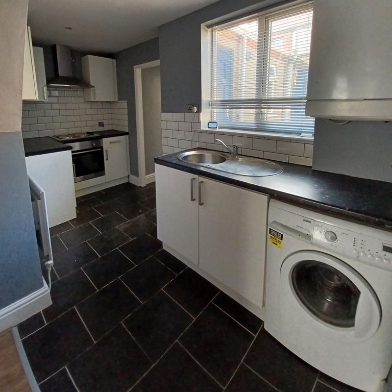 Property photo 3 of 6 Kitchen