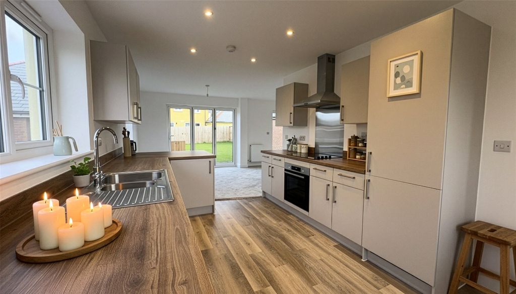 Property photo 3 of 11 Kitchen