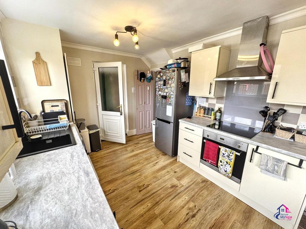 Property photo 3 of 14 Kitchen