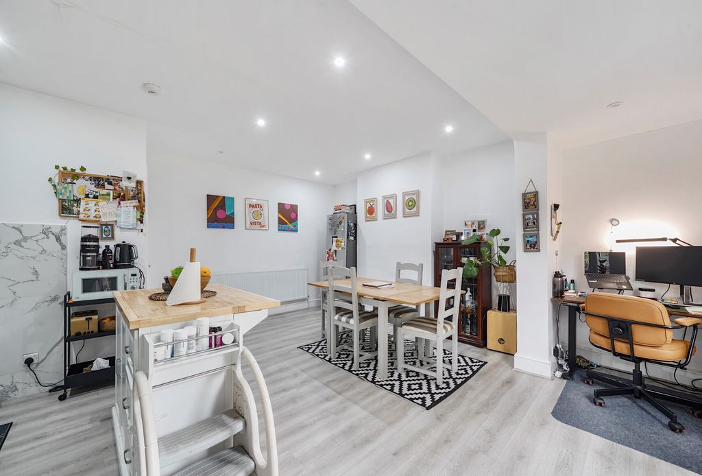 Property photo 3 of 17 1329555-11-688B3c...