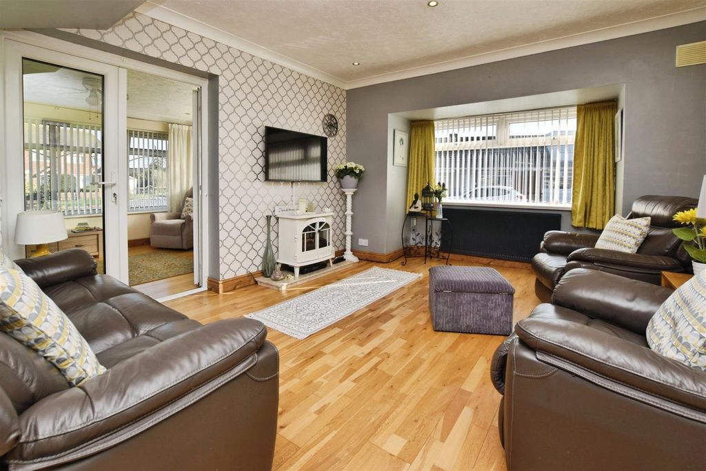 Property photo 2 of 23 ce0d2E3F-Lounge 20A.Jpg