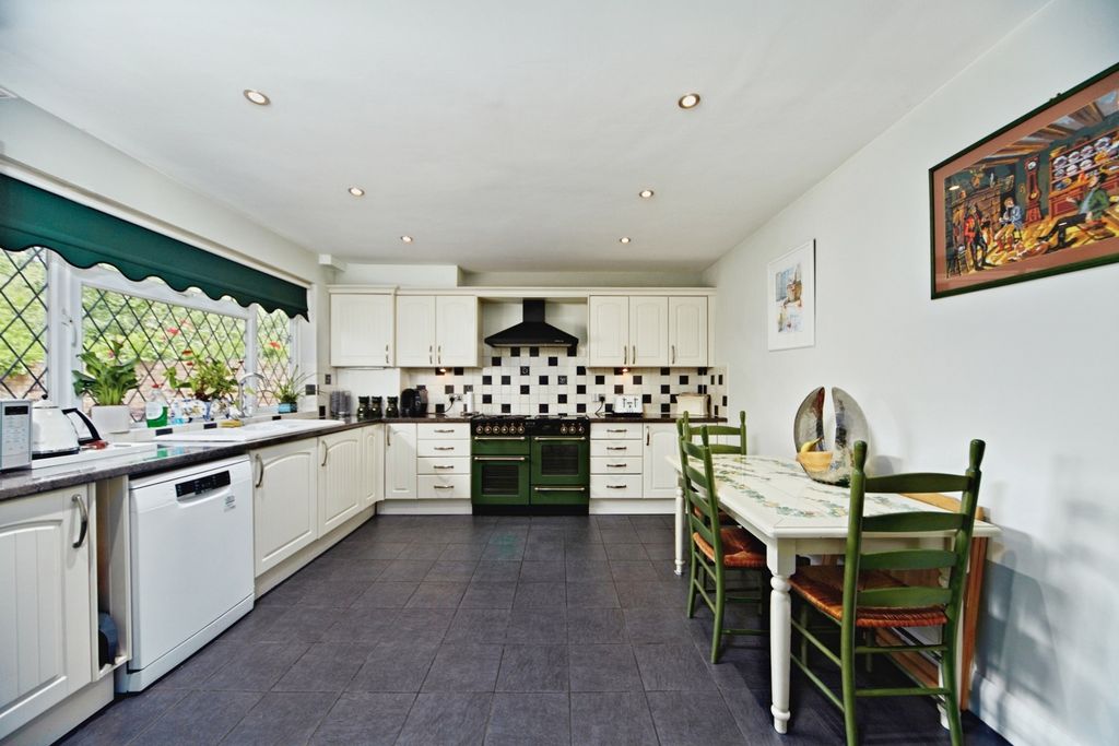 Property photo 3 of 17 Kitchen