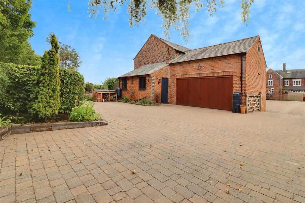 Property photo 3 of 40 User_Edited_Photo-Fce00422_User-Edited-46Ff8d35-7E