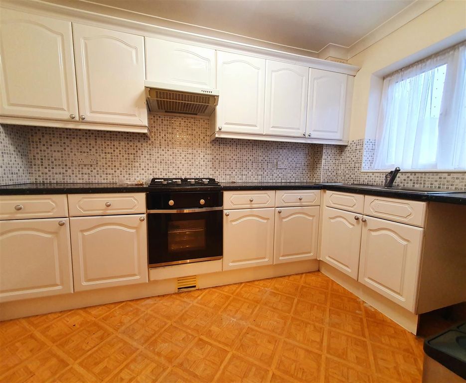 Property photo 3 of 11 Kitchen