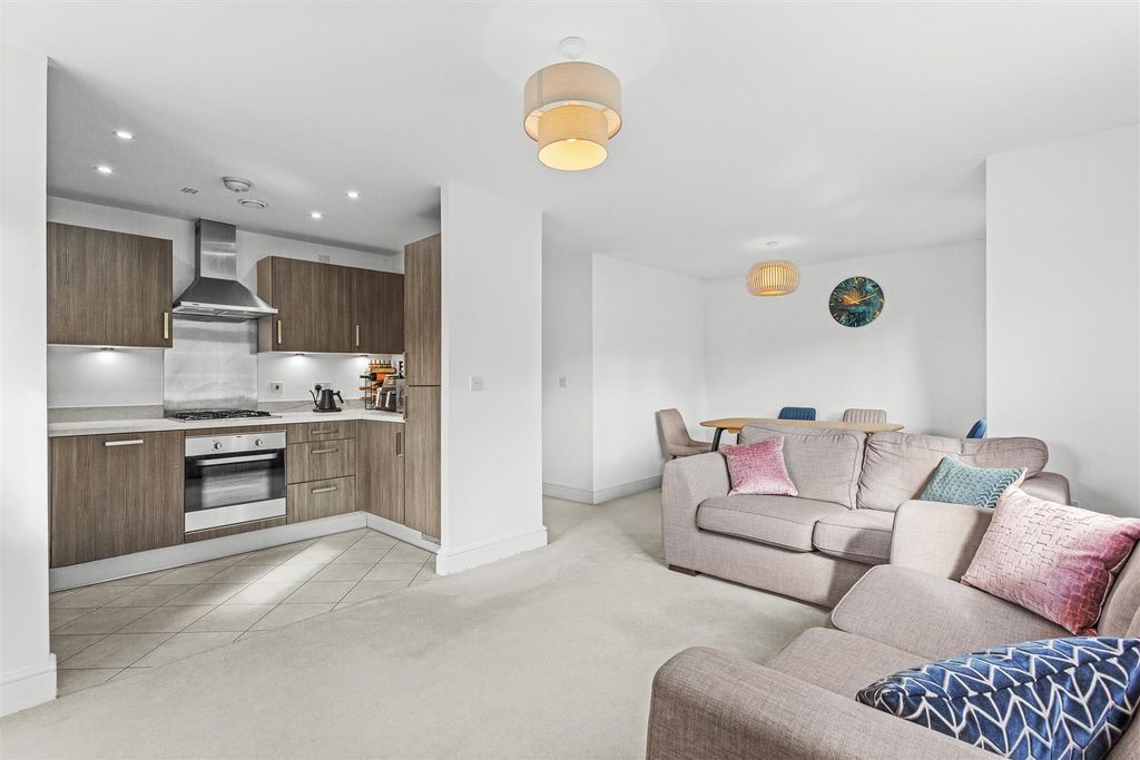 Property photo 2 of 12 37 Kennedy Avenue, Hp11 1Bx-10.Jpg