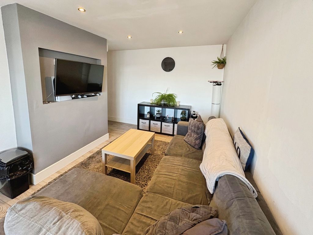 Property photo 3 of 10 Photo 4