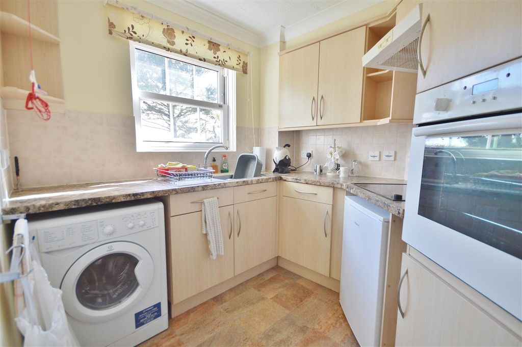 Property photo 3 of 12 Kitchen