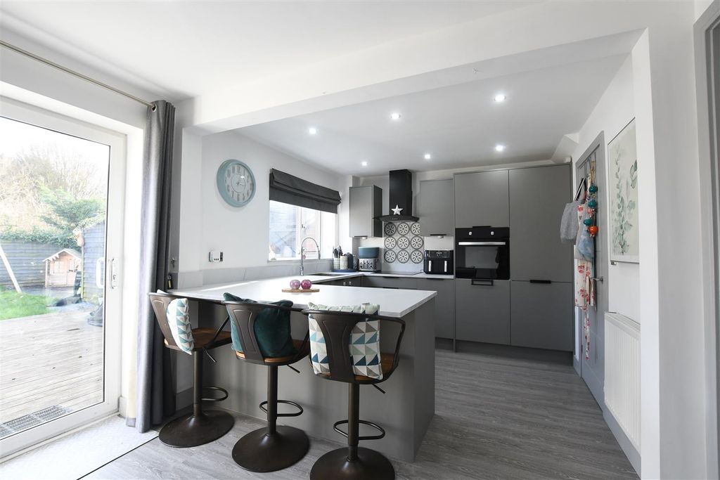 Property photo 2 of 20 Fitted Kitchen