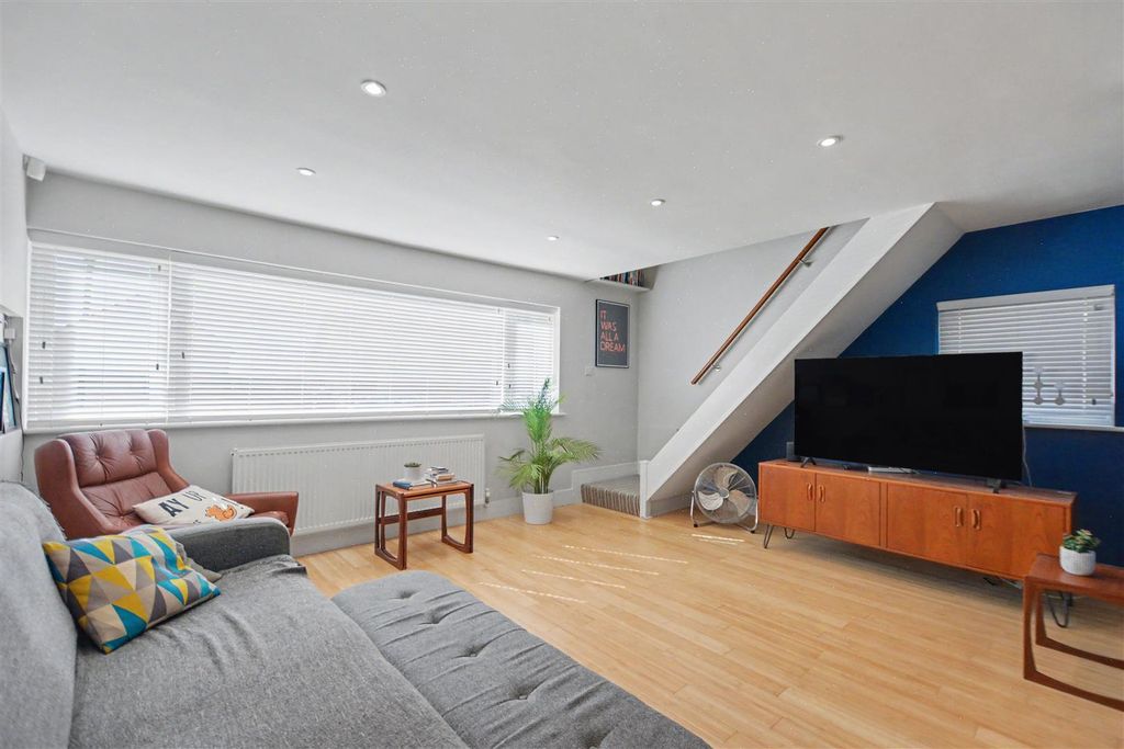 Property photo 2 of 21 Lounge_3.Jpeg