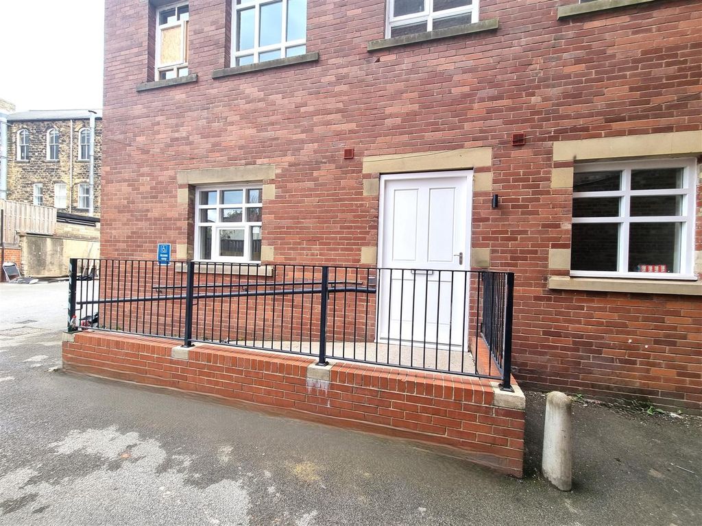 Property photo 1 of 8 Exterior