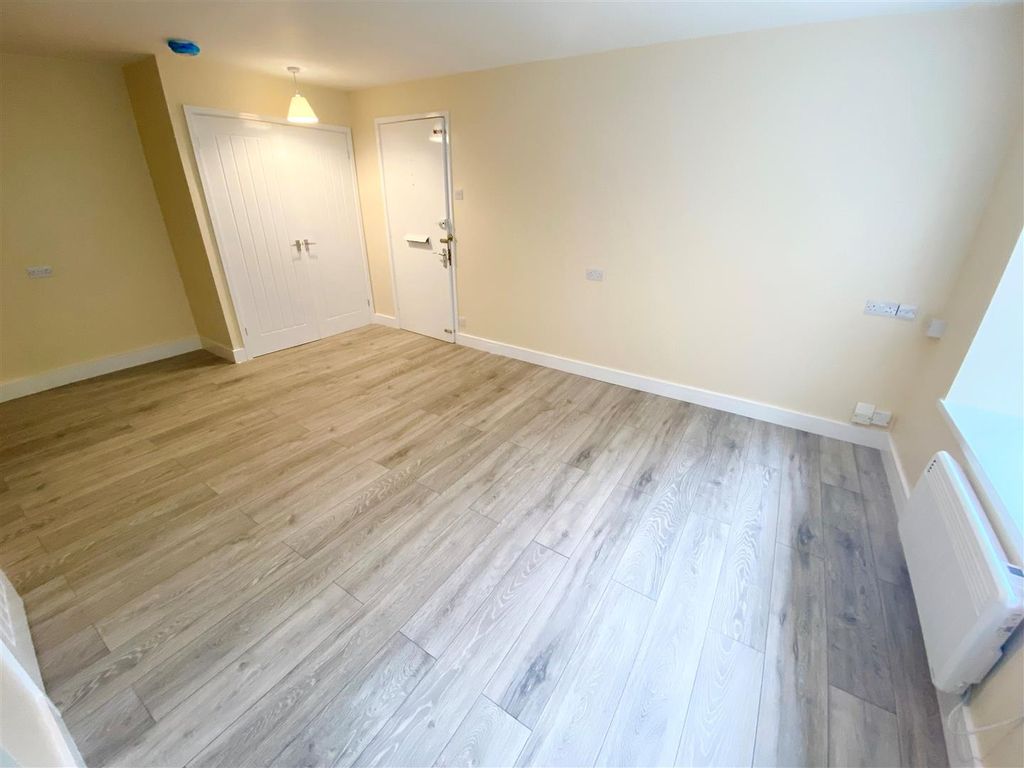 Property photo 2 of 5 Studio