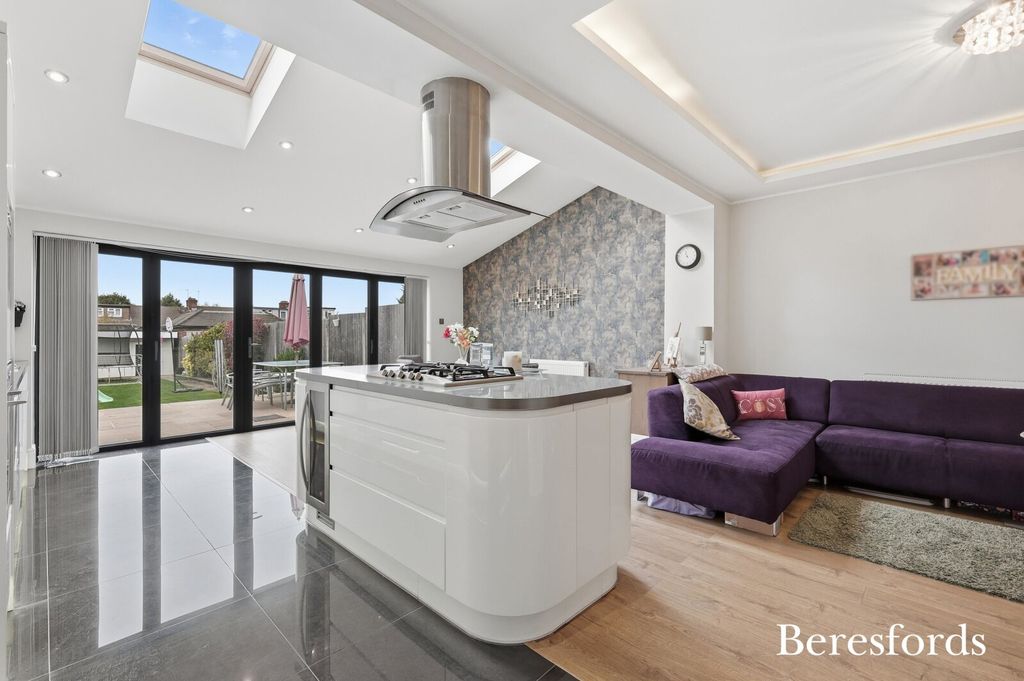 Property photo 2 of 18 Picture No. 13