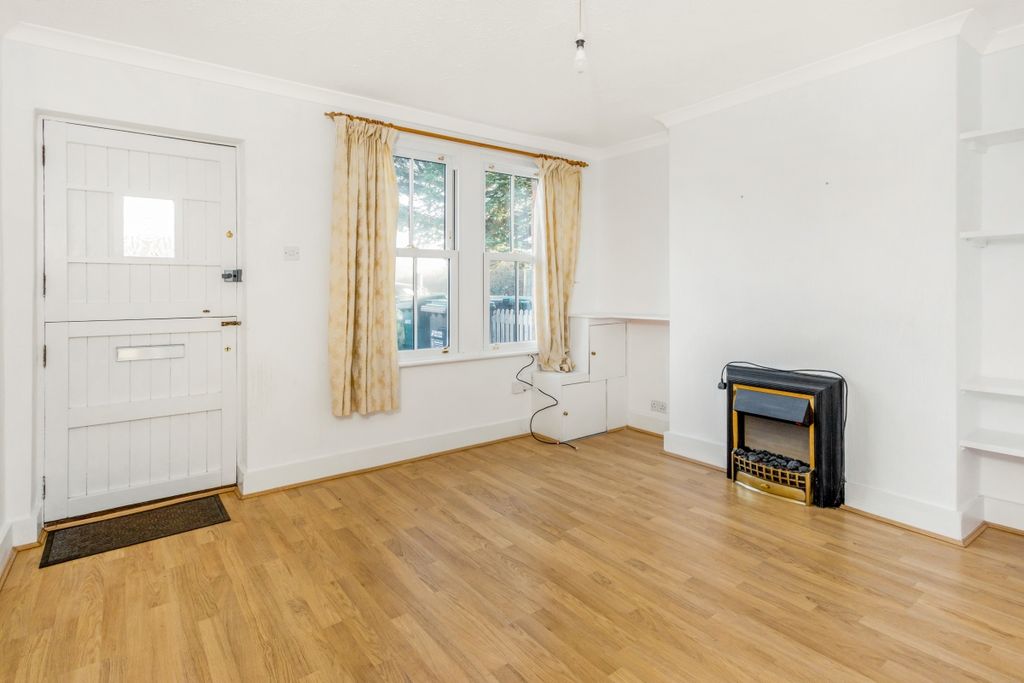 Property photo 3 of 8 Lounge1