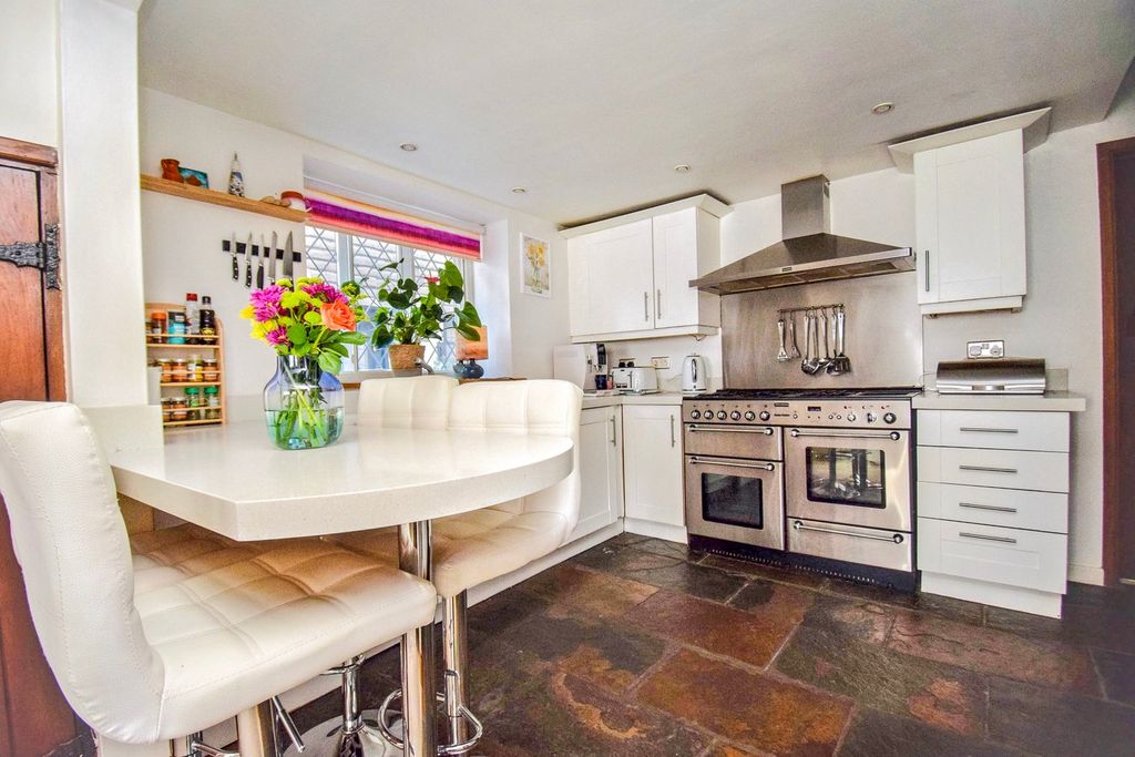 Property photo 2 of 33