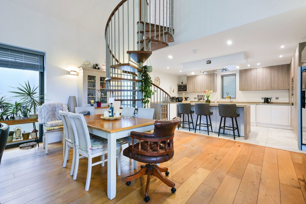 Additional image 8 of 5 bed detached house for saleMaplewood Drive, Lingfield RH7