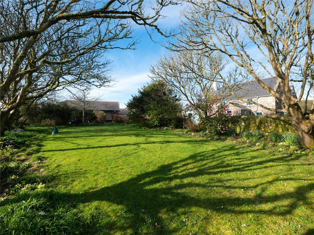 Property photo 3 of 25 Gardens