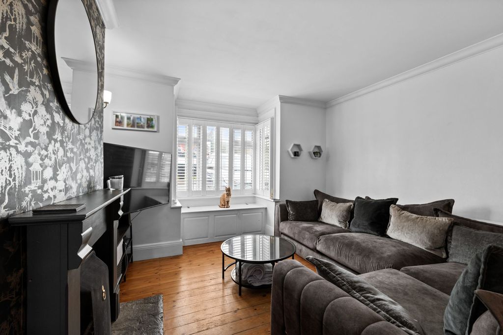 Property photo 3 of 28 Lounge