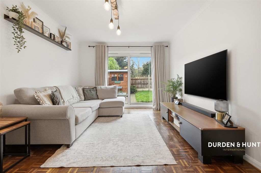 Property photo 3 of 18 Hurstlands Close