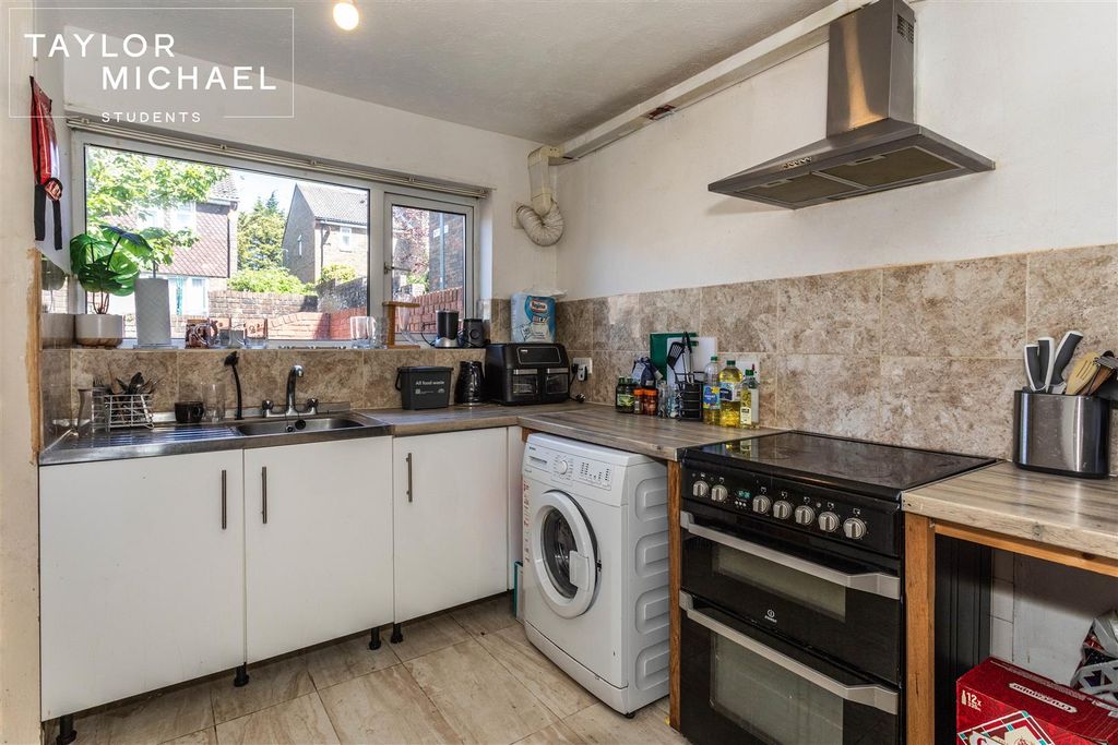 Property photo 3 of 18 Kitchen