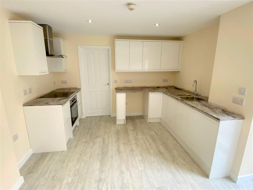 Property photo 3 of 8 2, 8 Mayfield Road Kitchen